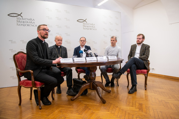 Vlada želi z novim zakonom o medijih utišati katoliške medije in omejiti objavljanje novic Katoliške cerkve